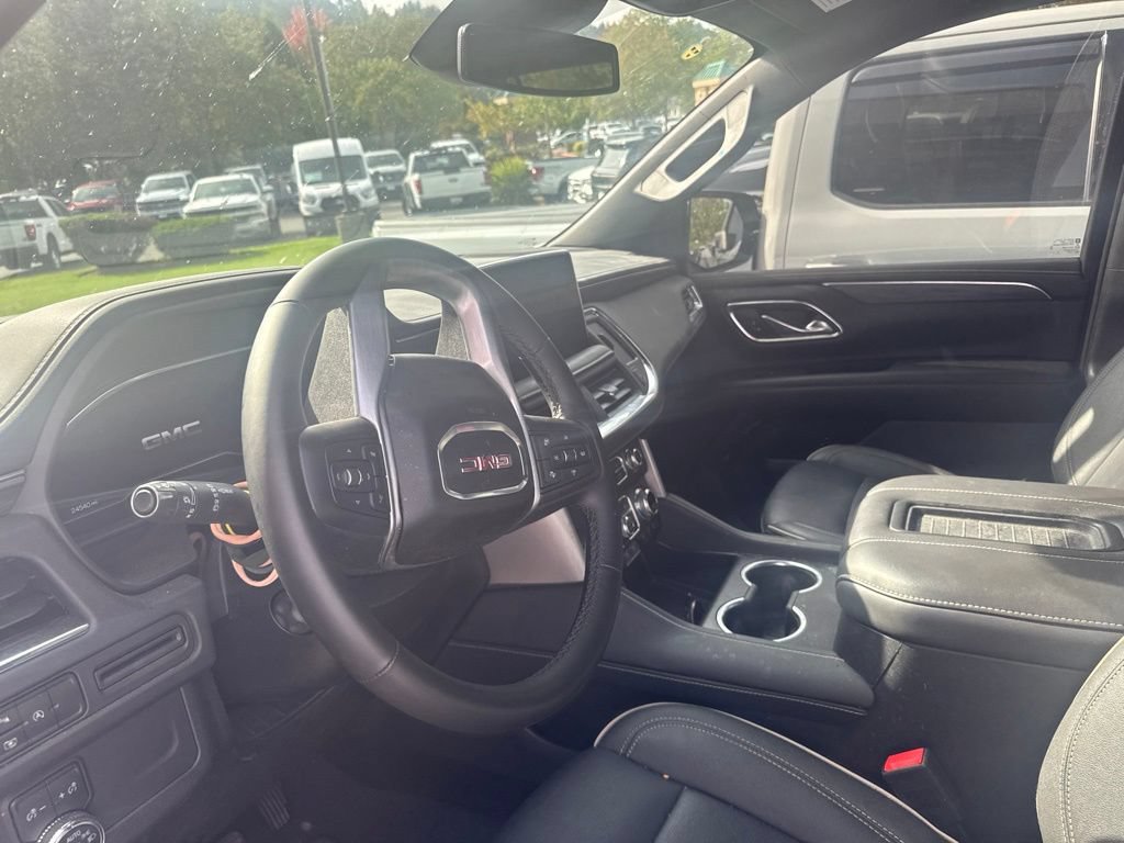 Used 2024 GMC Yukon XL SLT w/ SLT Luxury Package AWD/4WD image 4