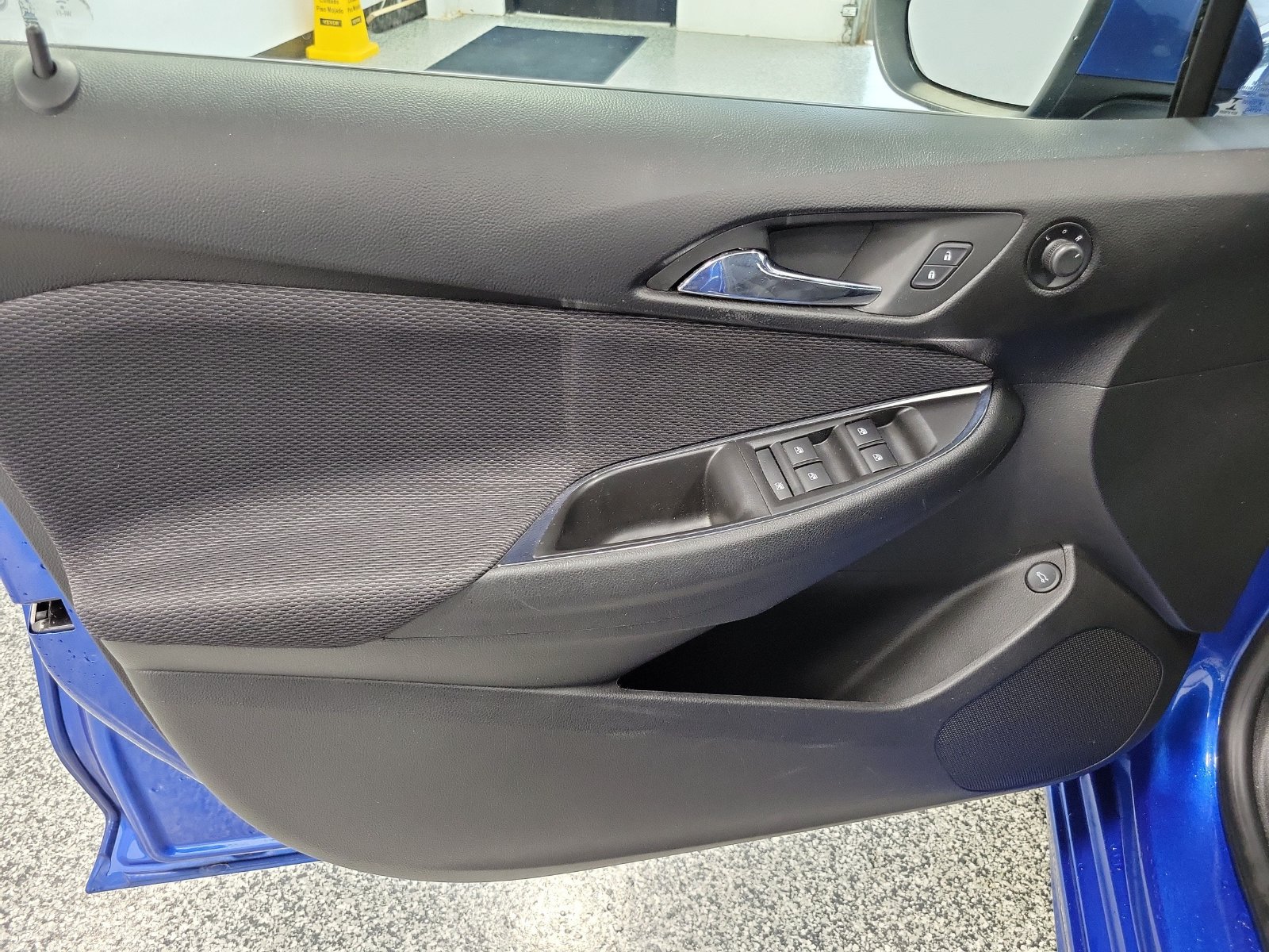 Used 2017 Chevrolet Cruze LT w/ Convenience Package FWD image 6