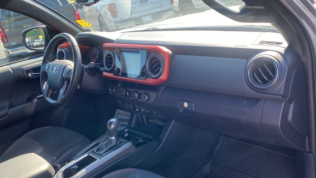 Used 2018 Toyota Tacoma TRD Sport w/ Technology Package RWD image 11