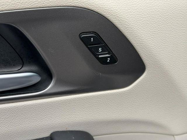 Used 2024 Chrysler Pacifica Touring-L FWD image 18