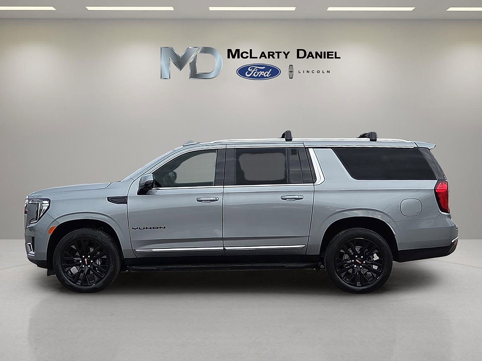 Used 2023 GMC Yukon XL SLT w/ SLT Premium Package image 3