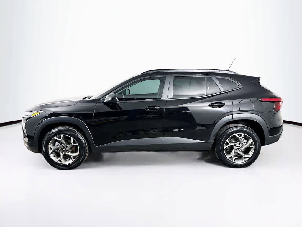 Used 2025 Chevrolet Trax LT w/ LT Convenience Package FWD image 3