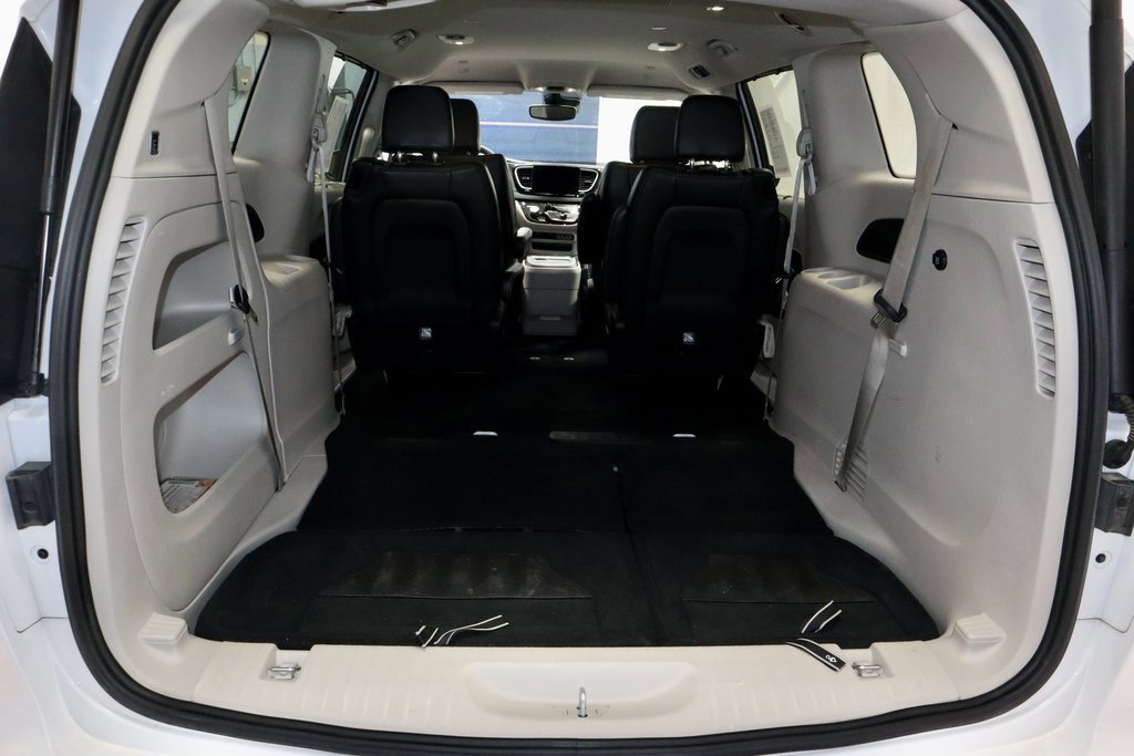 Used 2023 Chrysler Pacifica Touring-L image 15