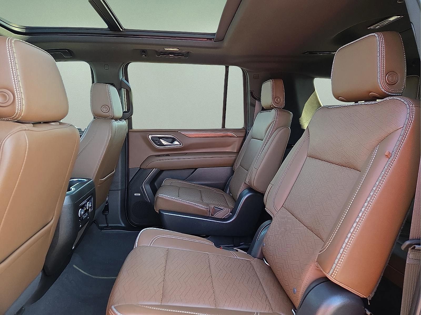 Used 2022 Chevrolet Suburban High Country AWD/4WD image 11