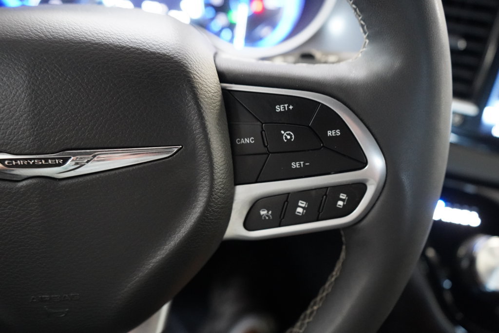 Used 2025 Chrysler Pacifica Select FWD image 30
