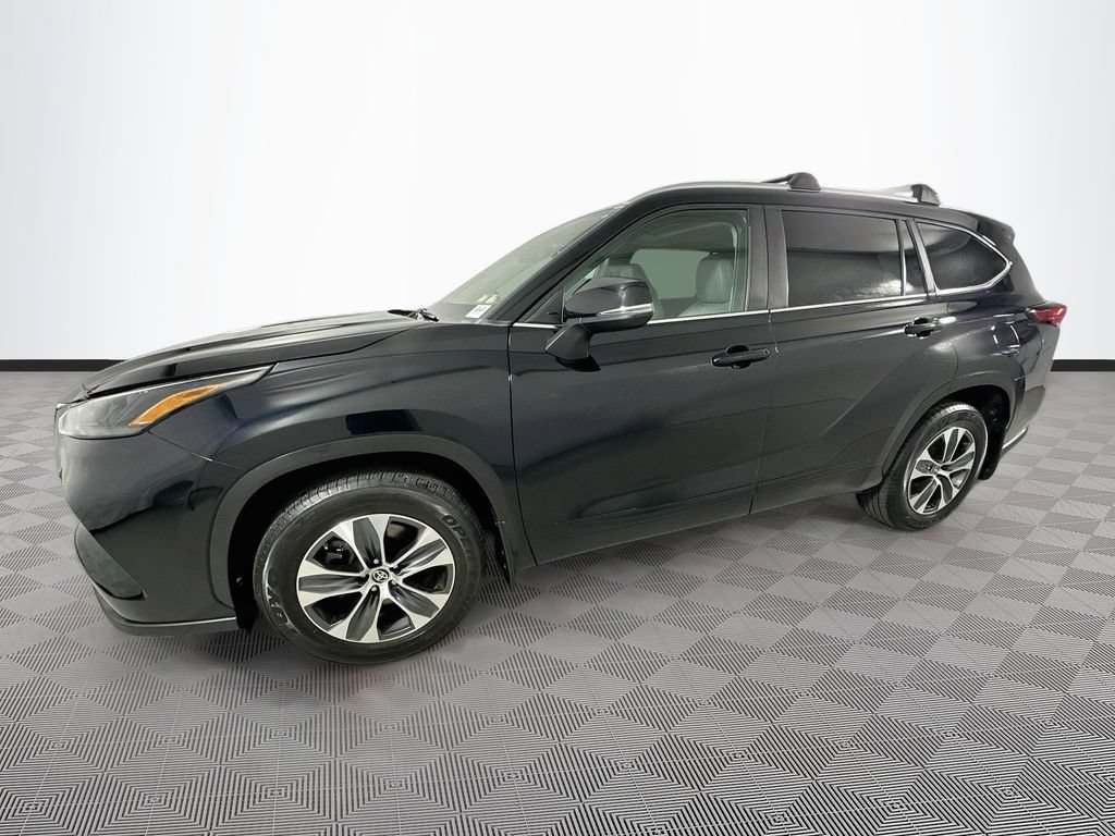 Used 2023 Toyota Highlander XLE AWD/4WD image 6