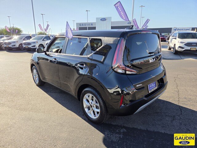 Used 2025 Kia Soul LX w/ LX Technology Package FWD image 5
