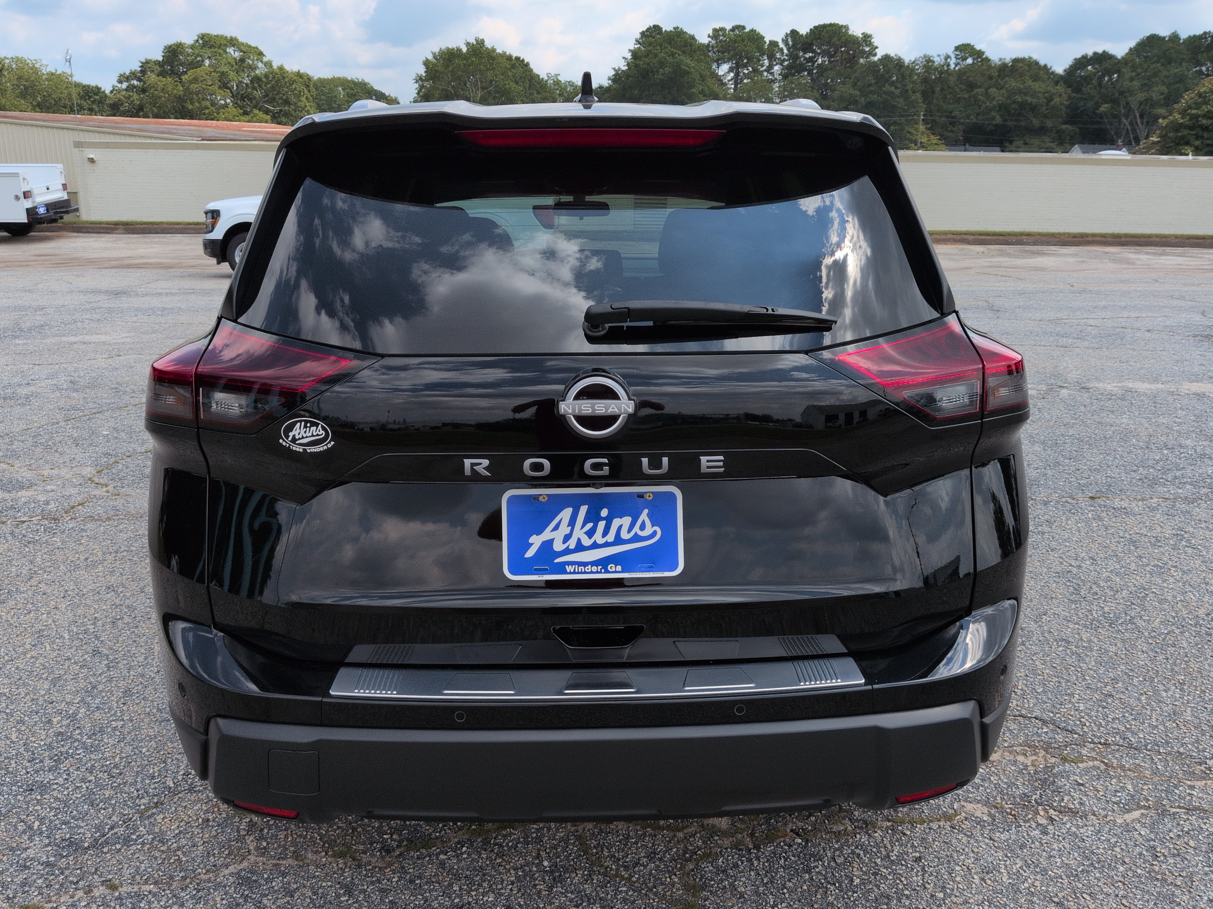 Used 2025 Nissan Rogue SV w/ SV Premium Package FWD image 4
