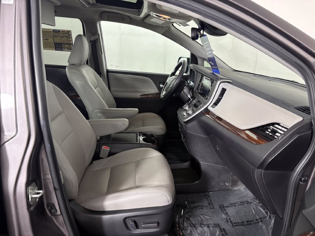 Used 2020 Toyota Sienna Limited Premium w/ Carpet Mat Package FWD image 40