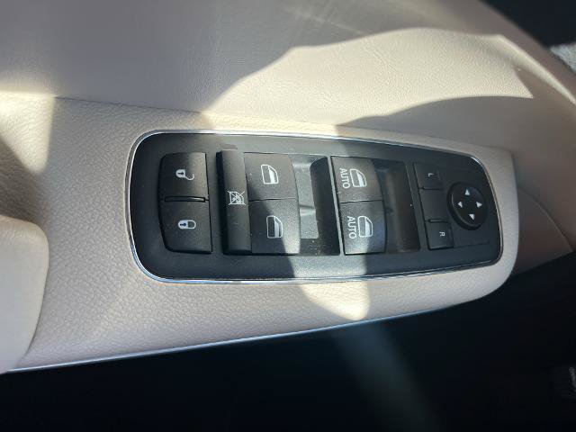 Used 2020 Chrysler 300 Touring RWD image 16