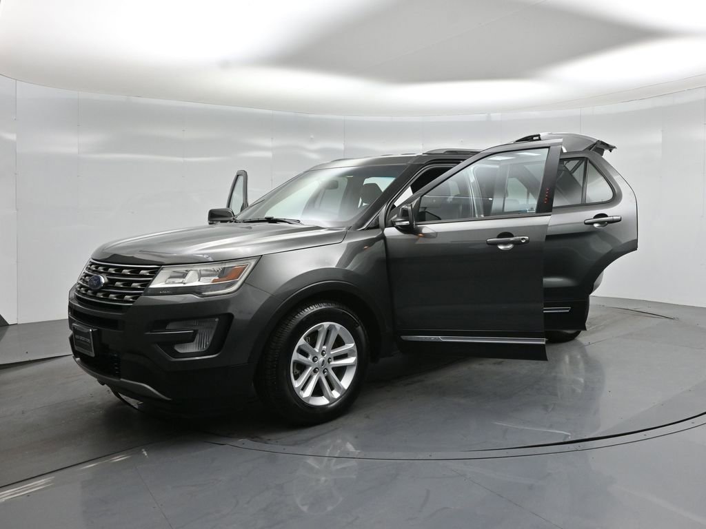 Certified 2017 Ford Explorer XLT w/ Equipment Group 202A image 33