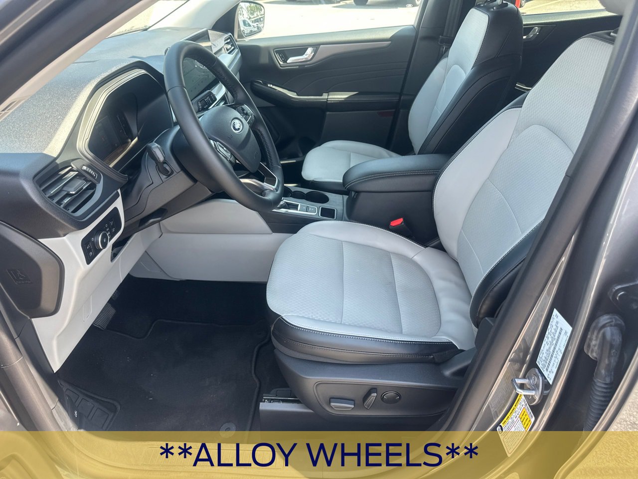 Certified 2025 Ford Escape SE FWD image 10