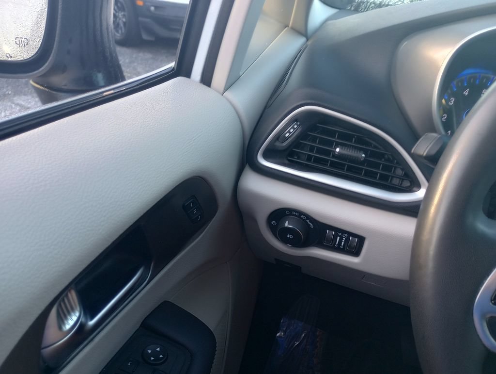 Used 2023 Chrysler Pacifica Touring-L FWD image 24