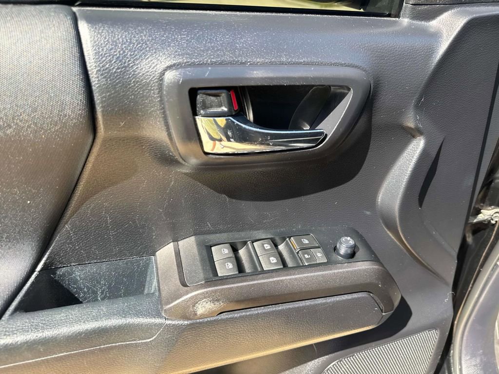Used 2021 Toyota Tacoma TRD Off-Road w/ Technology Package AWD/4WD image 21