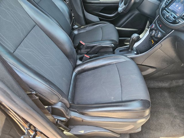 Used 2021 Chevrolet Trax LT w/ Midnight Edition image 19