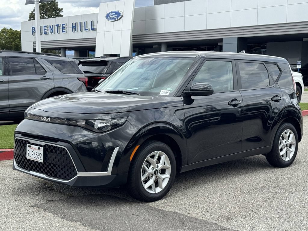 Used 2024 Kia Soul LX w/ Option Group 015 FWD image 3