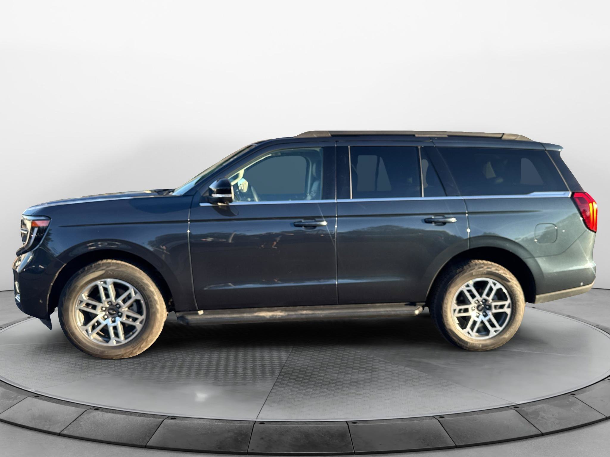 Certified 2025 Ford Expedition Active AWD/4WD image 3