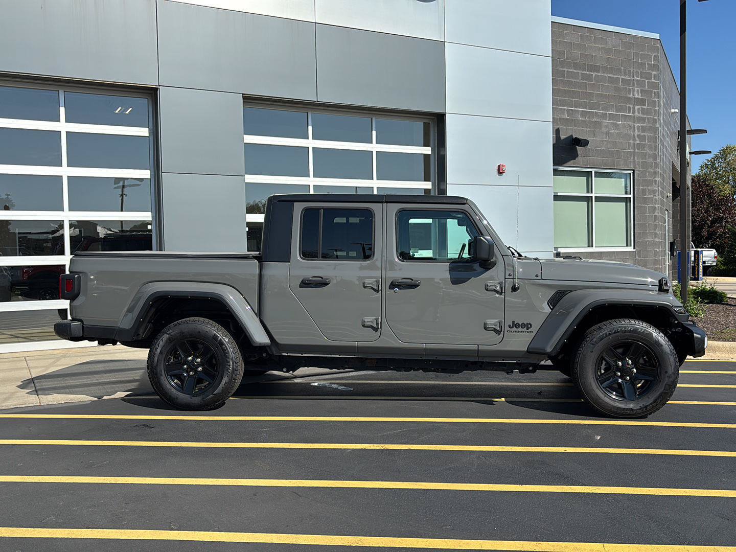 Used 2021 Jeep Gladiator Sport AWD/4WD image 5