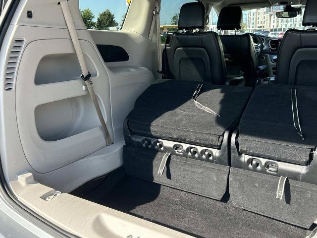 Used 2023 Chrysler Pacifica Touring-L FWD image 15