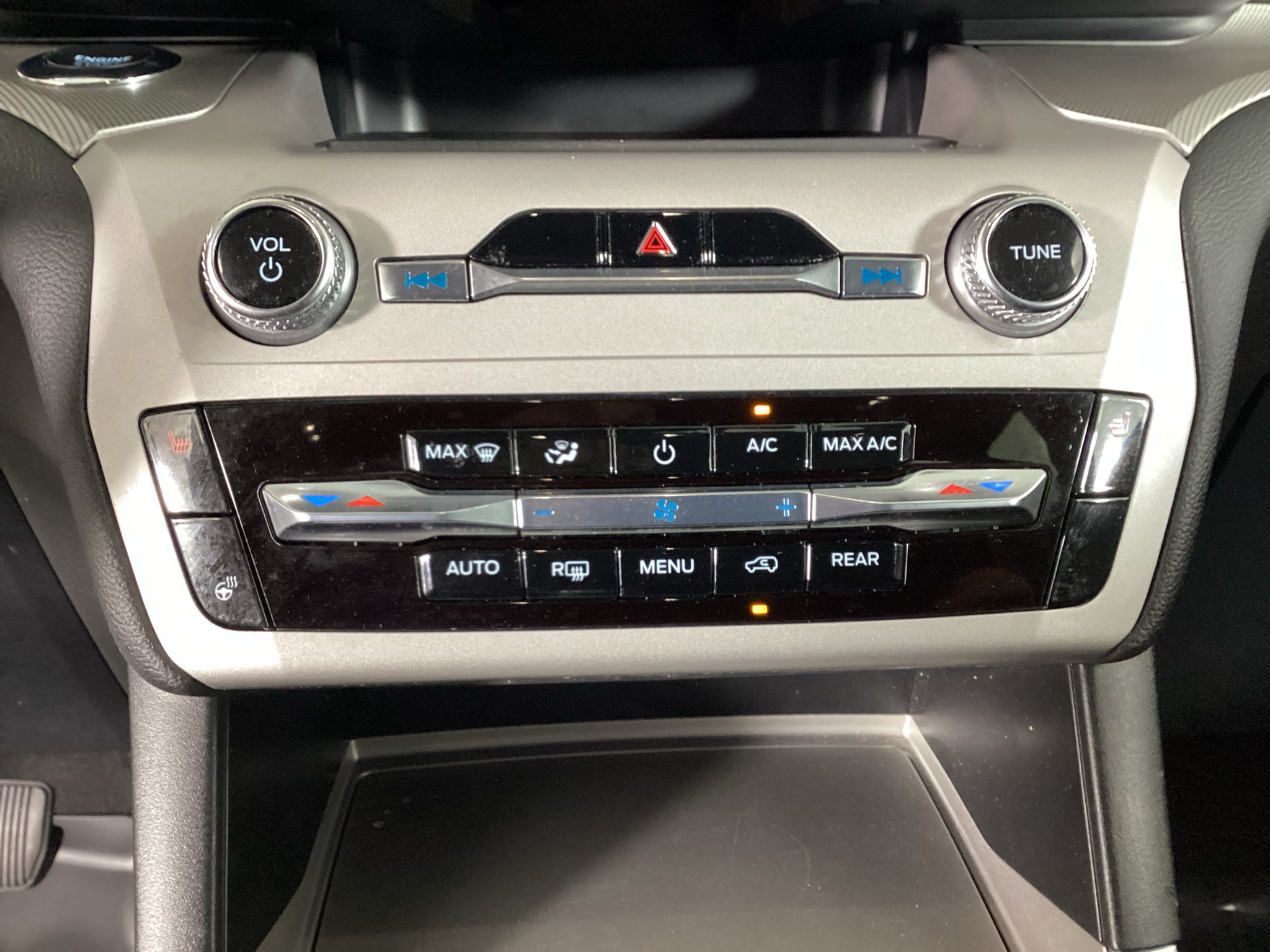 Certified 2024 Ford Explorer XLT w/ Equipment Group 202A AWD/4WD image 28