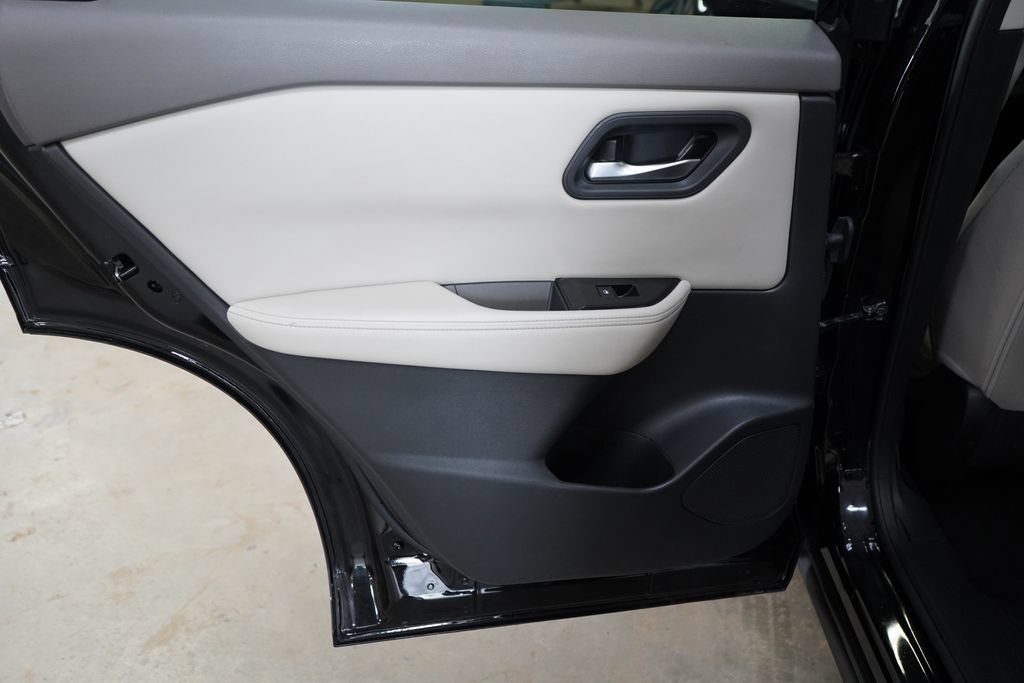 Used 2025 Nissan Rogue SV FWD image 26