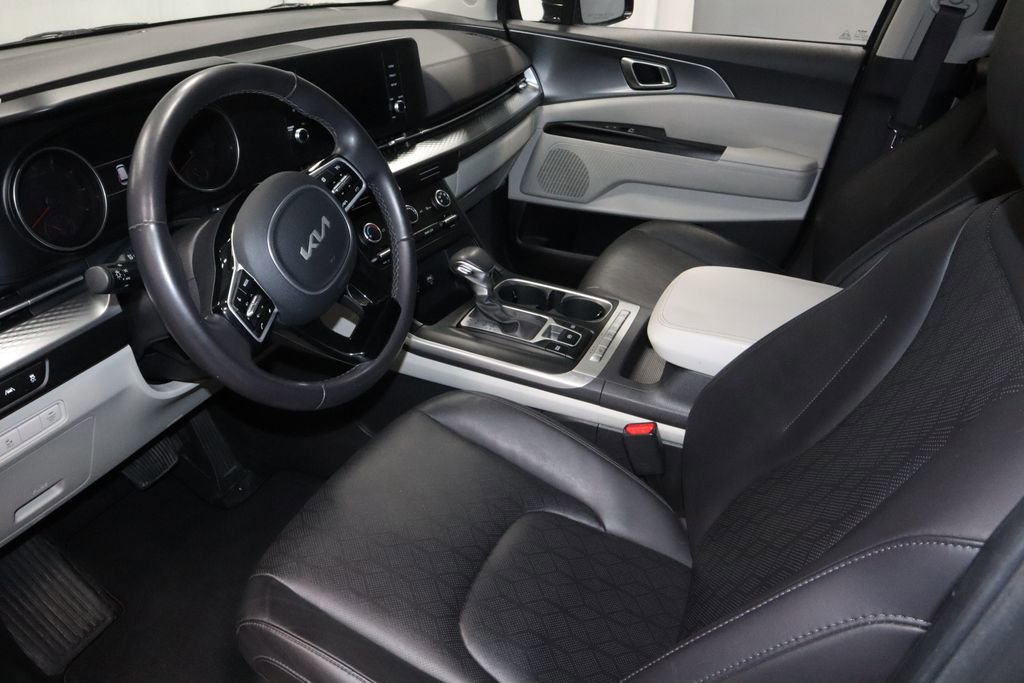 Used 2024 Kia Carnival LX image 23