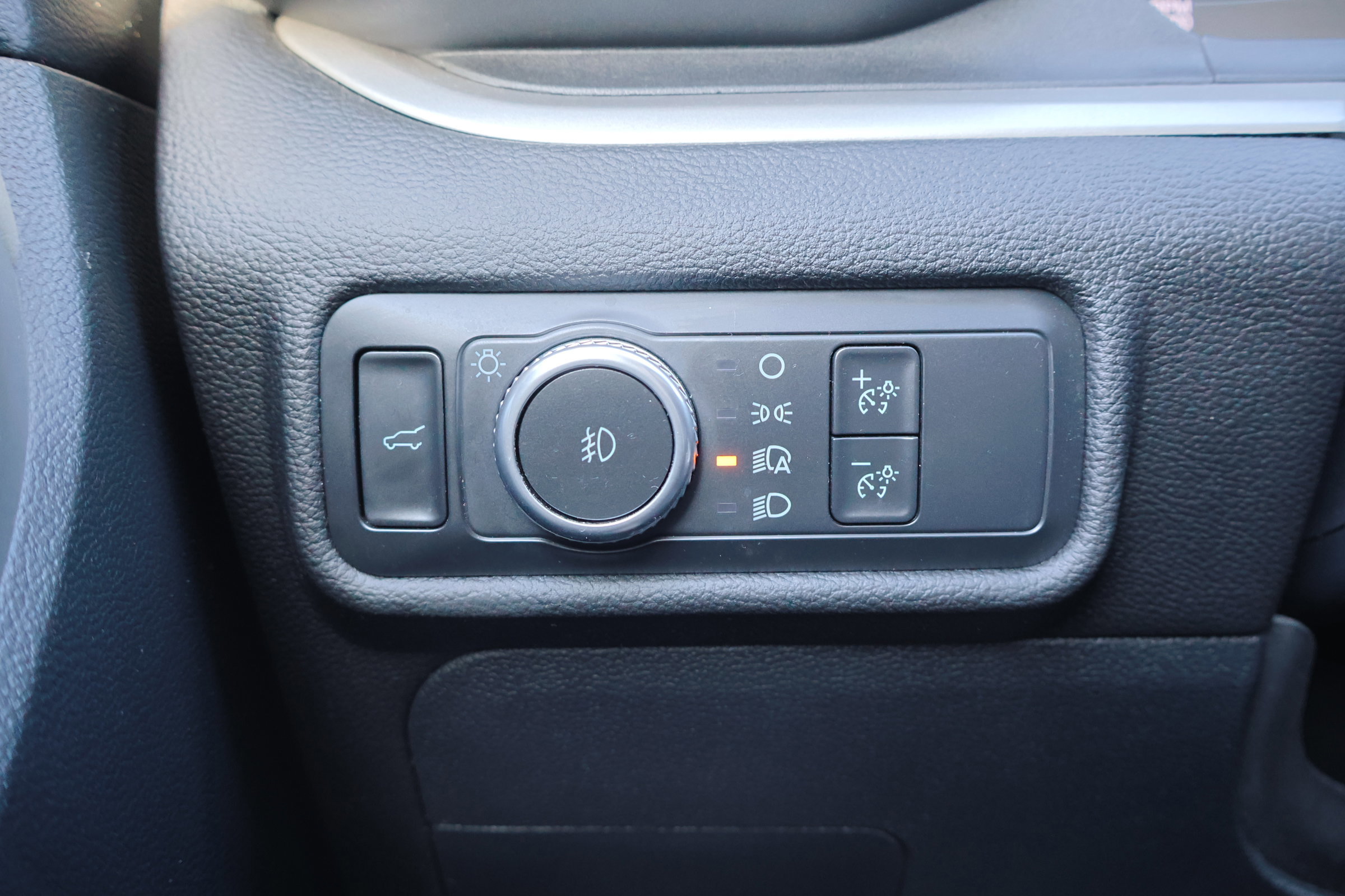 Certified 2022 Ford Explorer XLT w/ Equipment Group 202A image 17