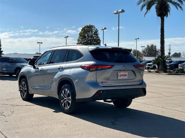 Used 2021 Toyota Highlander XLE image 3