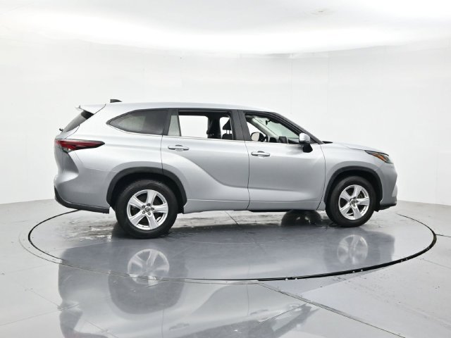 Used 2025 Toyota Highlander LE FWD image 2