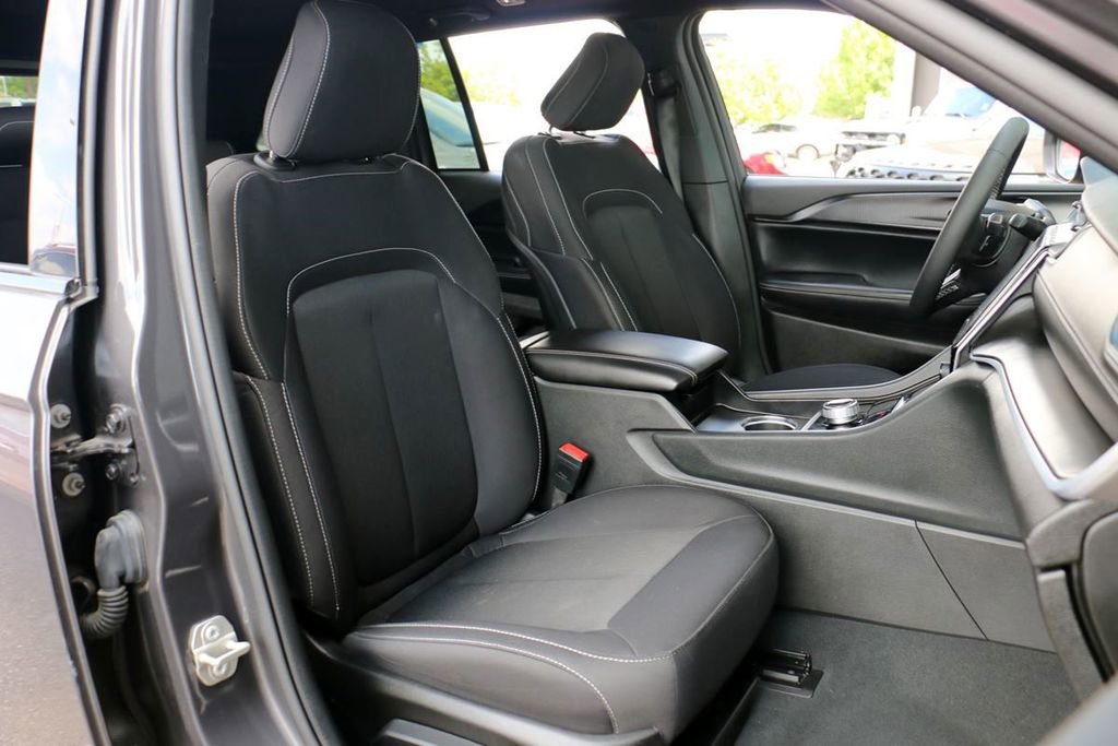 Used 2024 Jeep Grand Cherokee Laredo RWD image 28
