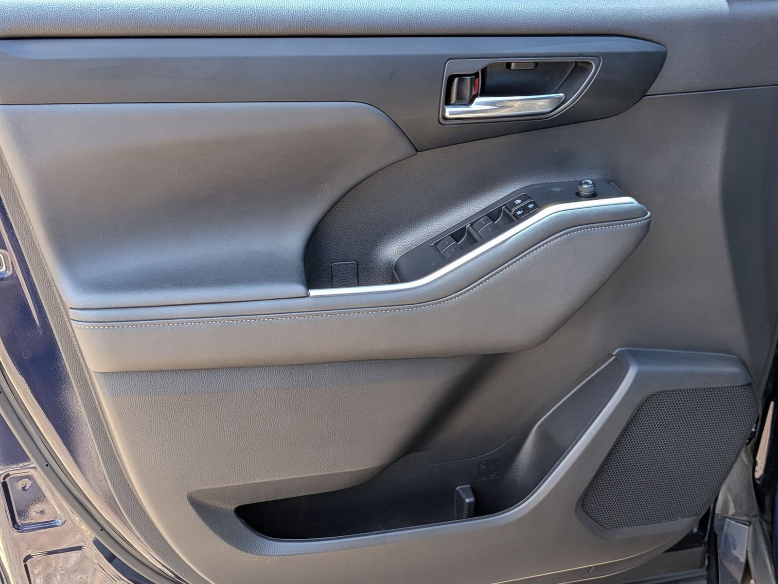 Used 2023 Toyota Highlander XSE FWD image 12