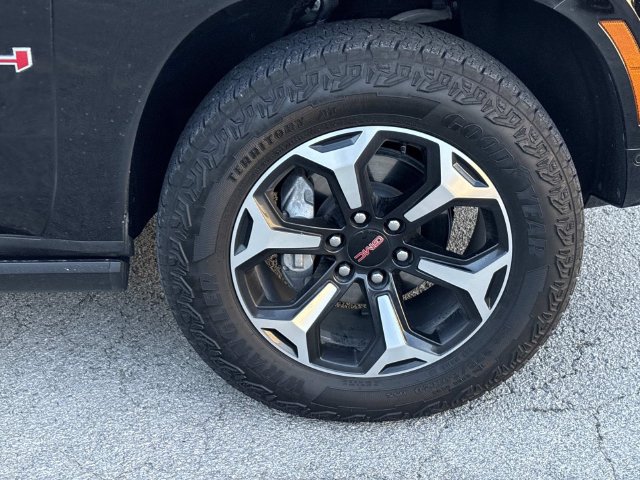 Used 2025 GMC Yukon XL AT4 w/ AT4 Premium Package AWD/4WD image 9