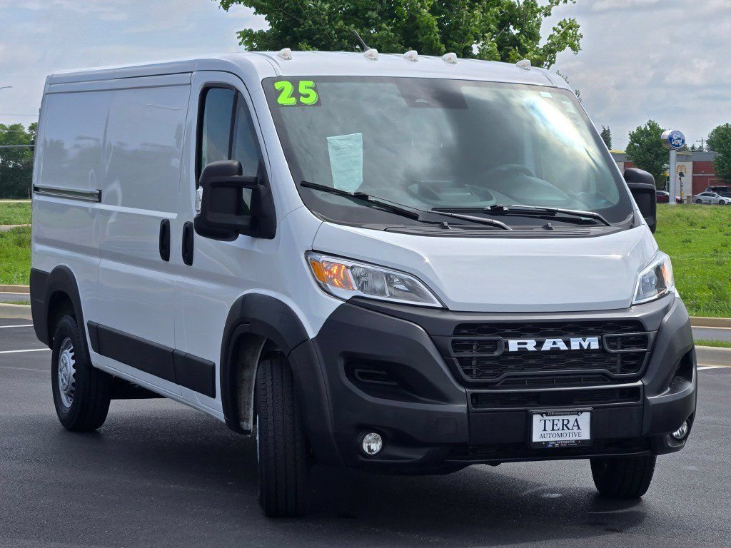 Used 2025 RAM ProMaster 2500 w/ Convenience Group FWD image 3