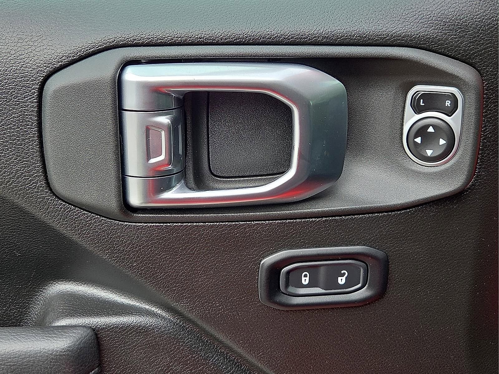 Used 2025 Jeep Gladiator Sport image 13