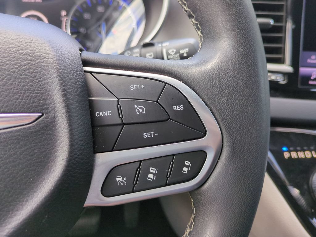 Used 2023 Chrysler Pacifica Touring-L FWD image 27