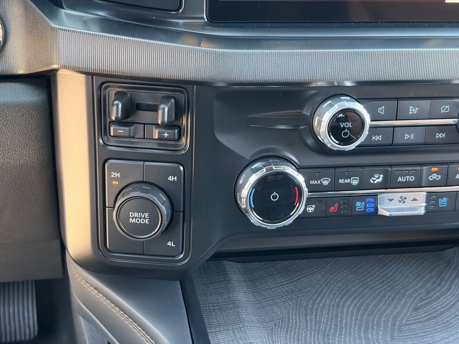 Certified 2024 Ford F450 Platinum w/ FX4 Off-Road Package AWD/4WD image 23