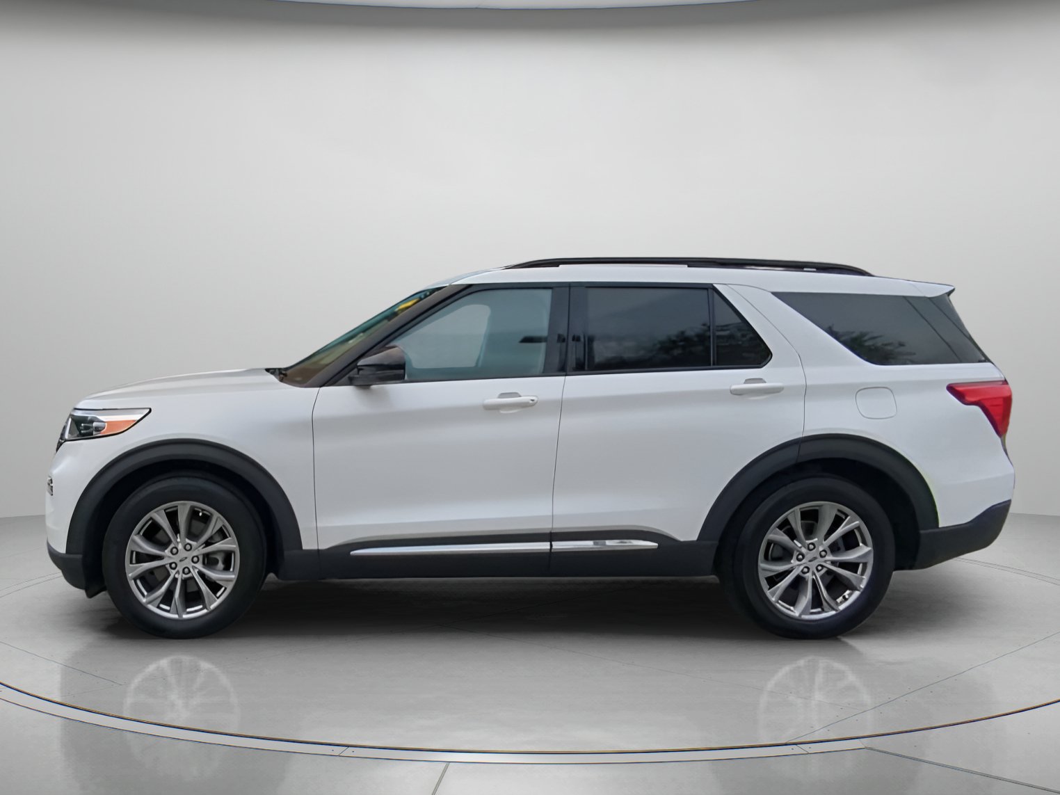Certified 2023 Ford Explorer XLT w/ Equipment Group 202A RWD image 16