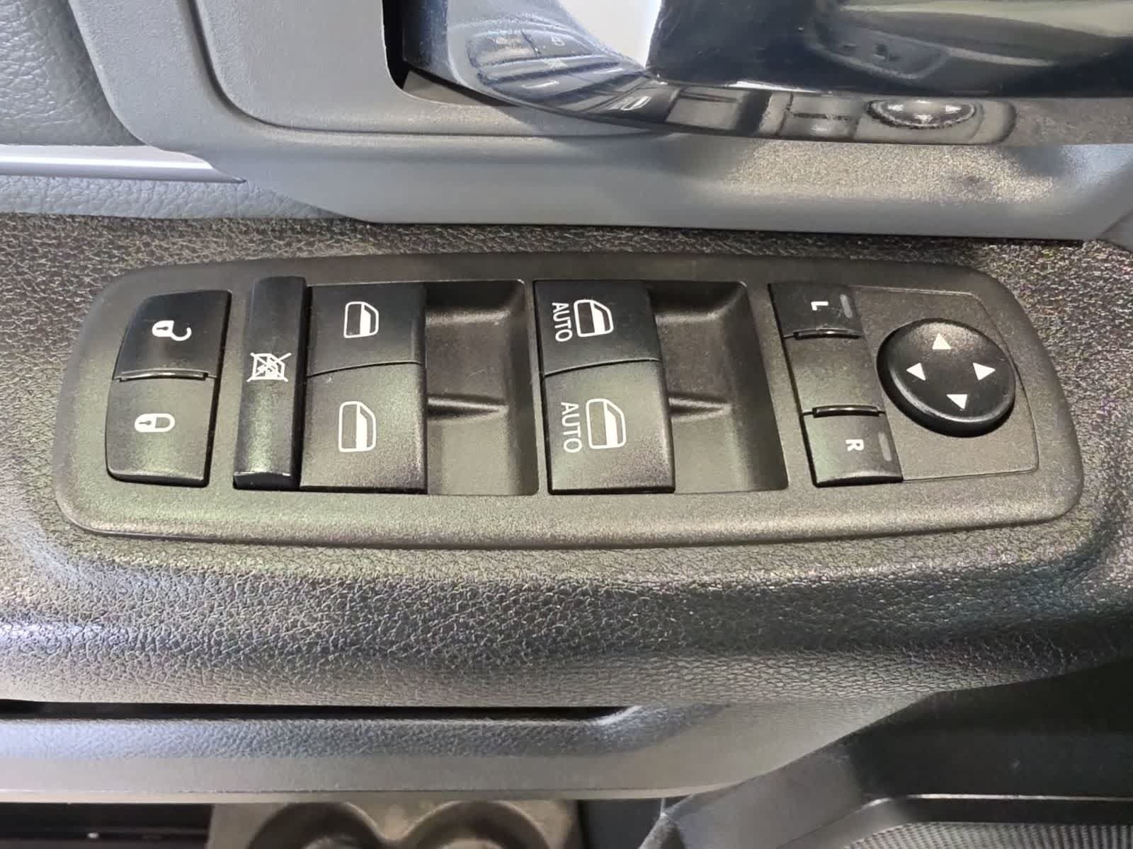 Used 2022 RAM 1500 Classic SLT AWD/4WD image 16