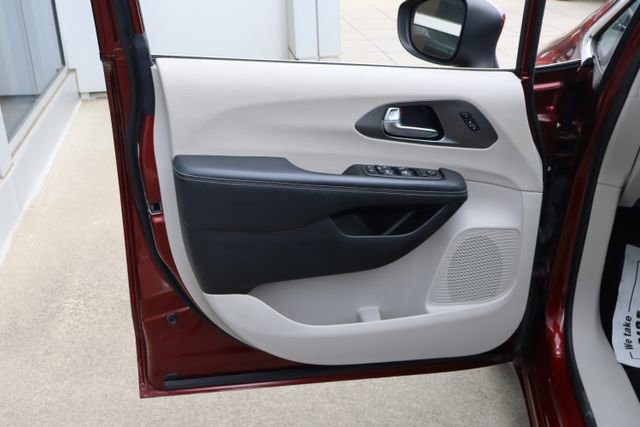 Used 2023 Chrysler Pacifica Touring-L FWD image 11