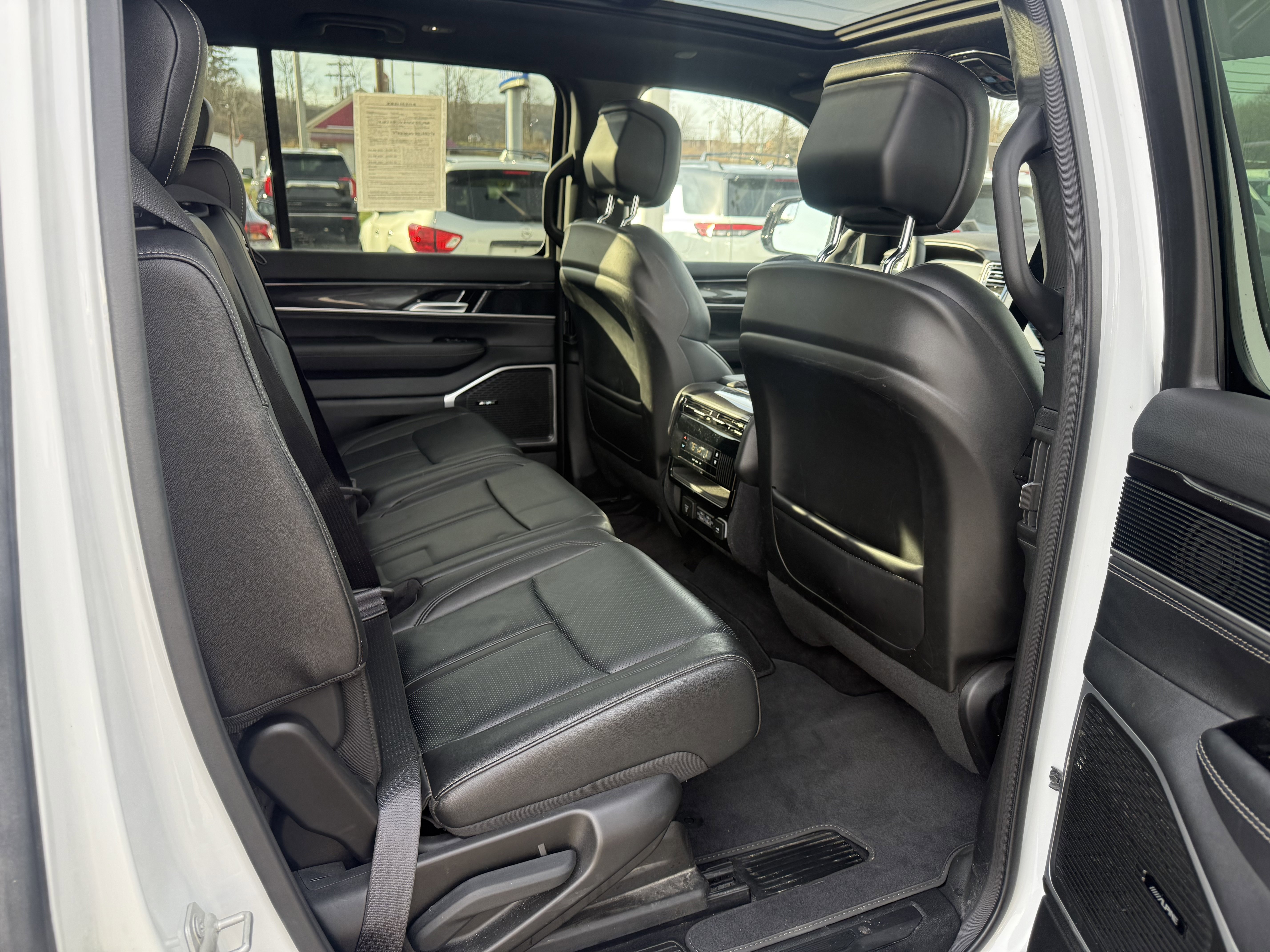 Used 2024 Jeep Wagoneer 4WD w/ Premium Group I image 12