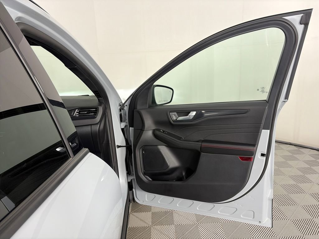 Certified 2025 Ford Escape ST-Line Select AWD/4WD image 30