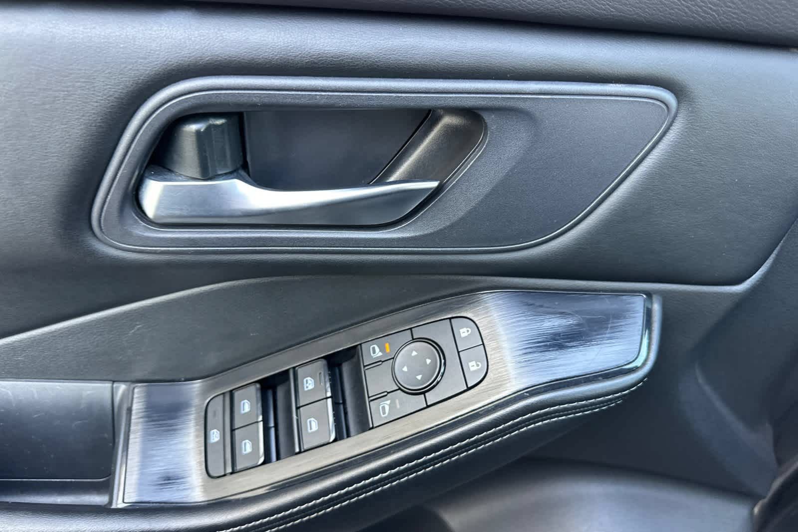 Used 2025 Nissan Rogue SV FWD image 13