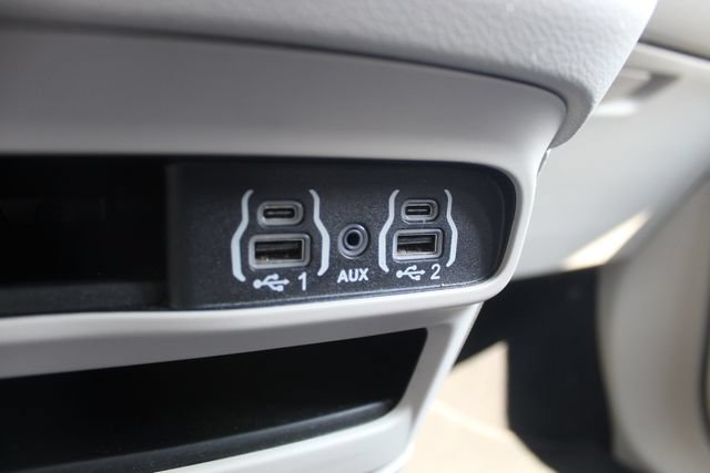 Used 2024 Chrysler Pacifica Touring-L FWD image 37