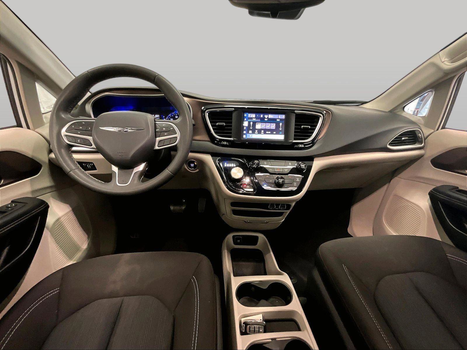 Used 2023 Chrysler Voyager LX image 14