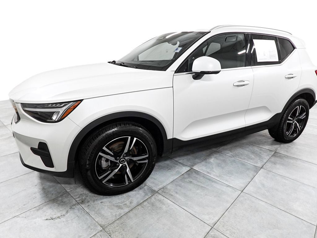 Used 2025 Volvo XC40 B5 Core AWD/4WD image 4