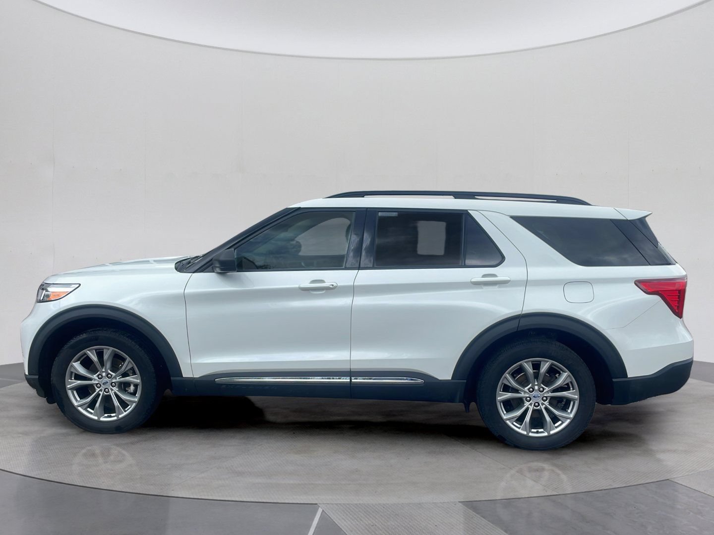Certified 2023 Ford Explorer XLT w/ Equipment Group 202A AWD/4WD image 2