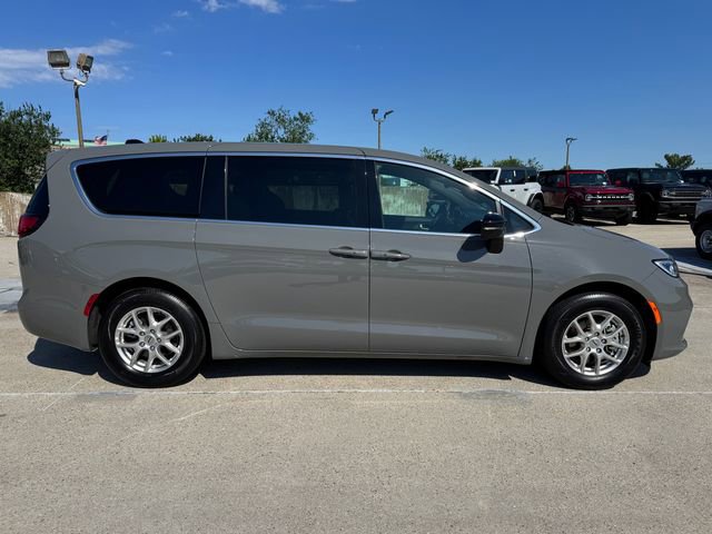 Used 2025 Chrysler Pacifica Select FWD image 7