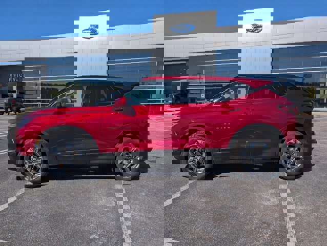 Used 2025 Chevrolet Blazer LT image 2