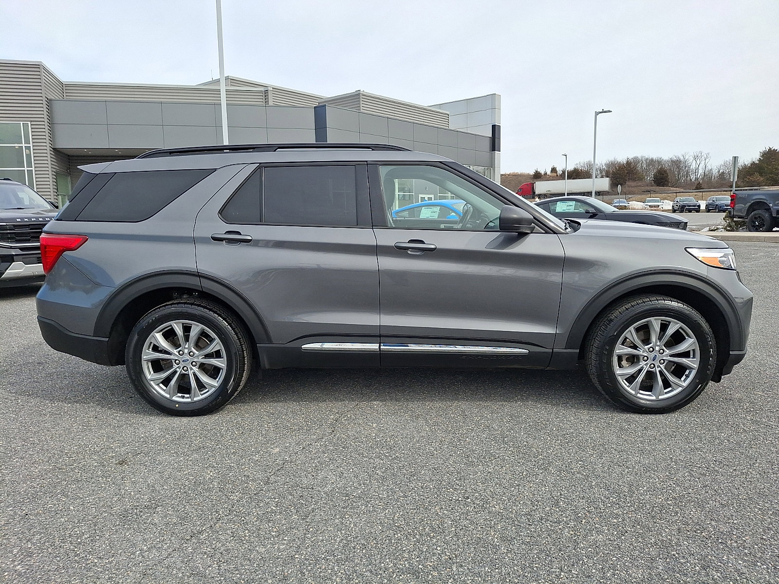 Certified 2023 Ford Explorer XLT w/ Equipment Group 202A AWD/4WD image 7