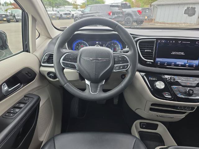 Used 2024 Chrysler Pacifica Touring-L FWD image 8